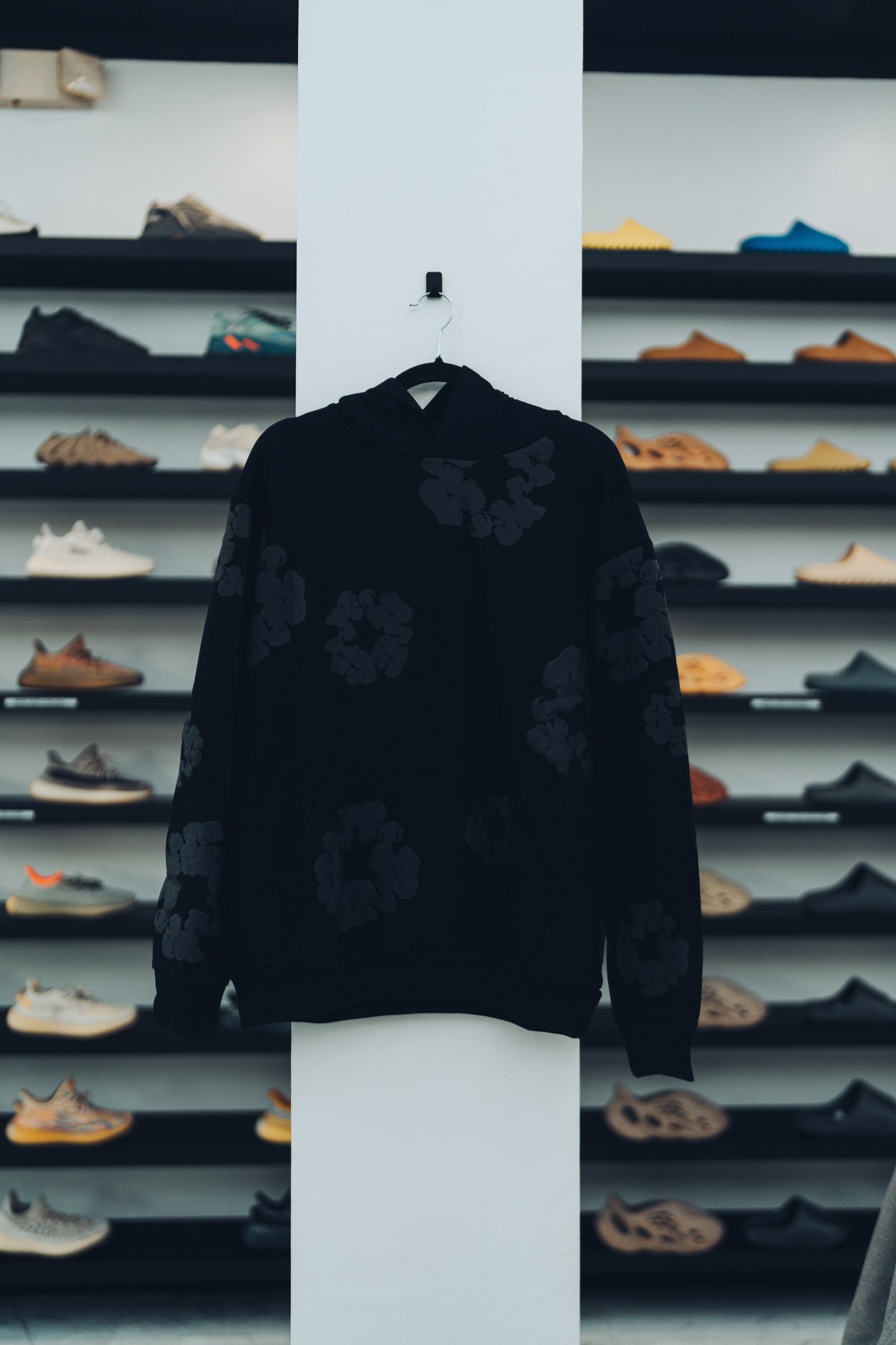 DENIM TEARS - THE COTTON WREATH BLACK MONOCHROME