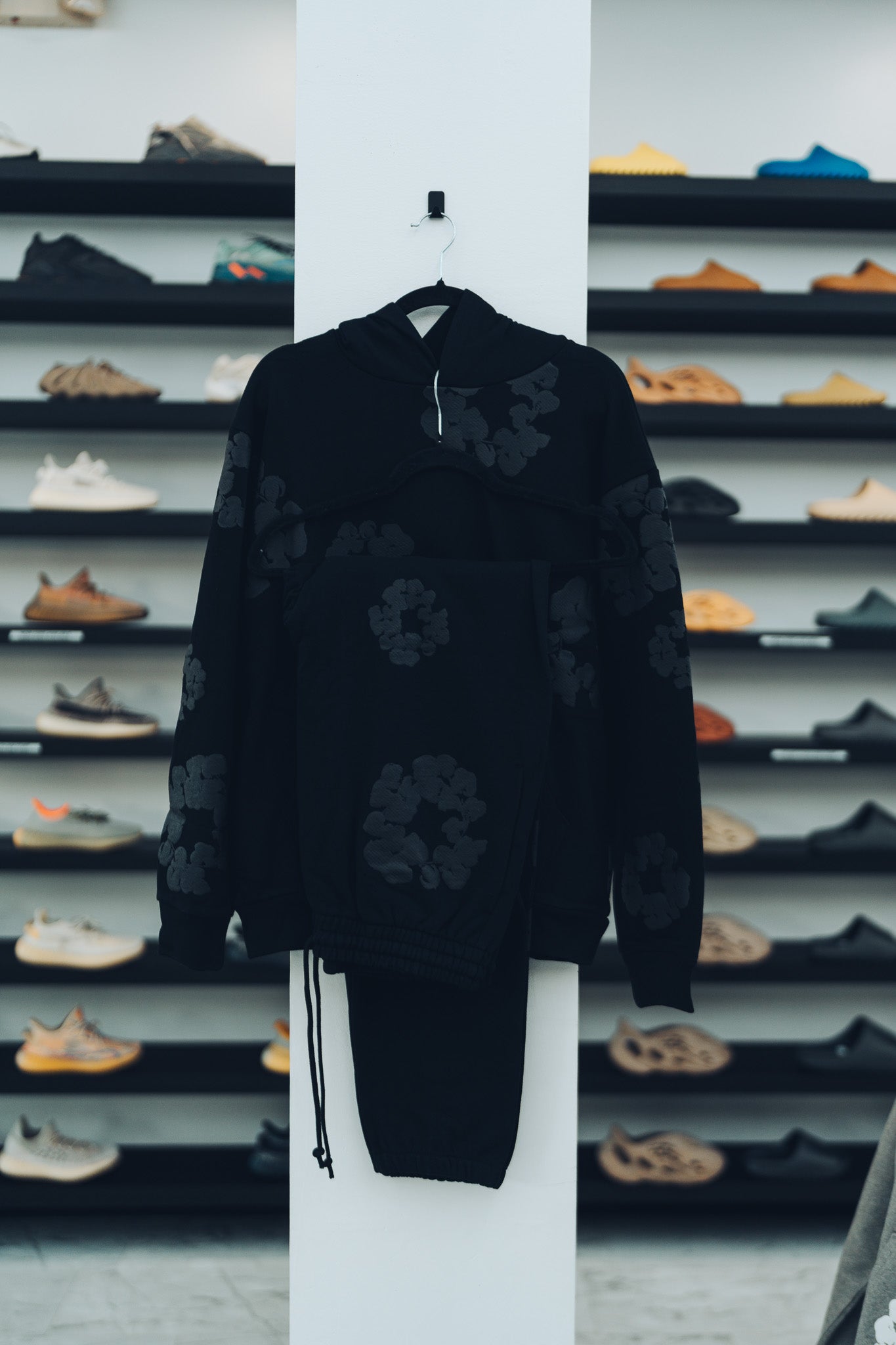 DENIM TEARS - THE COTTON WREATH BLACK MONOCHROME